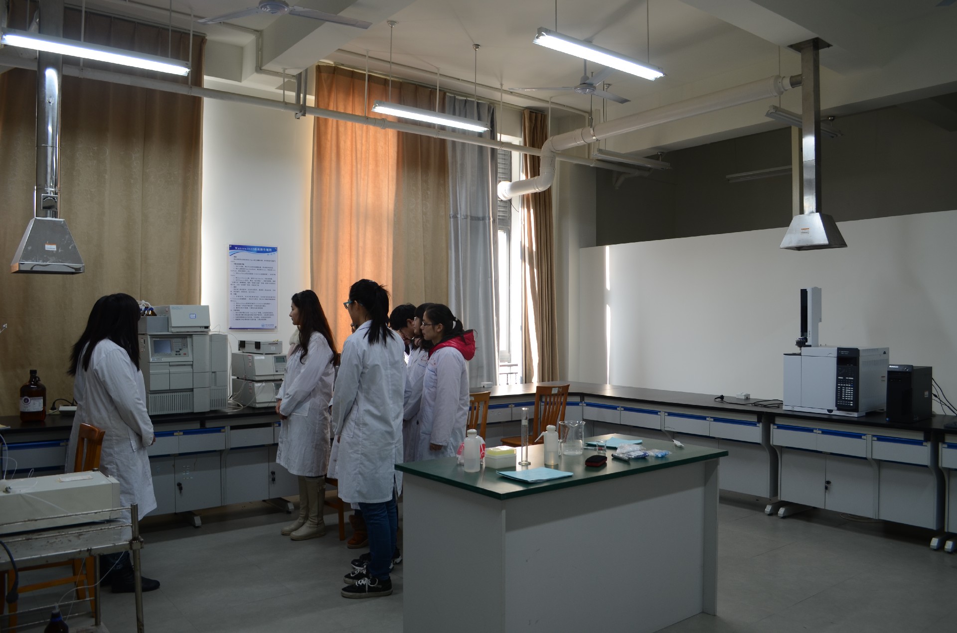 儀器分析實驗室內部 儀器分析實驗室內部