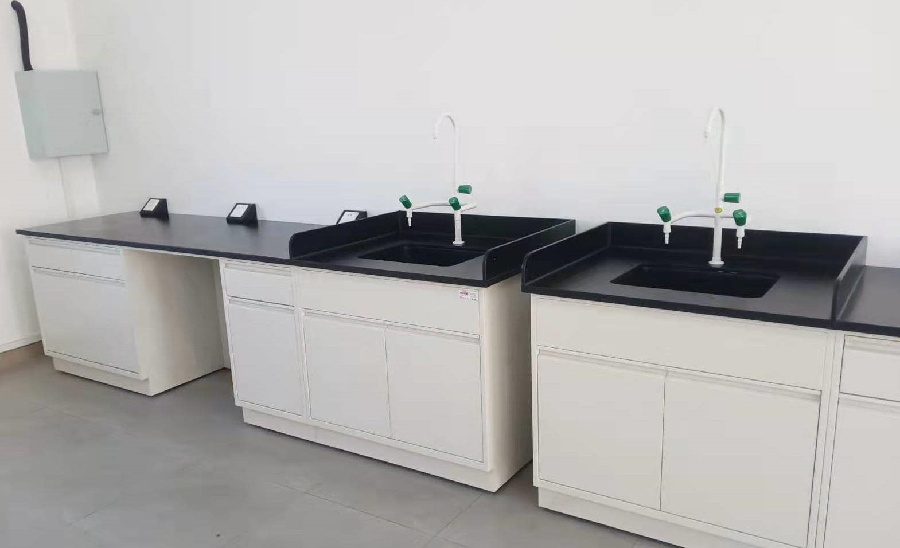 實驗室帶水池邊臺